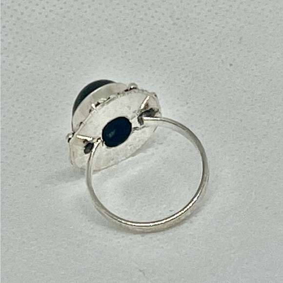Sterling Silver 925 ring with a Obsedian cabochon gemstone in the middle. - Picture 8 of 10